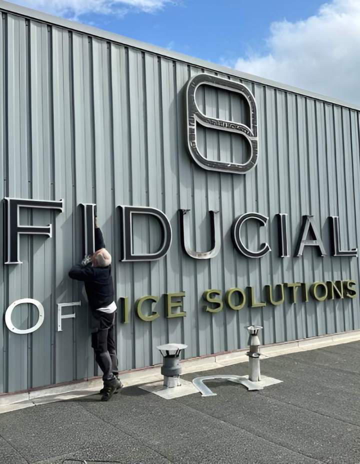 Installation enseigne lumineux, Meximieux